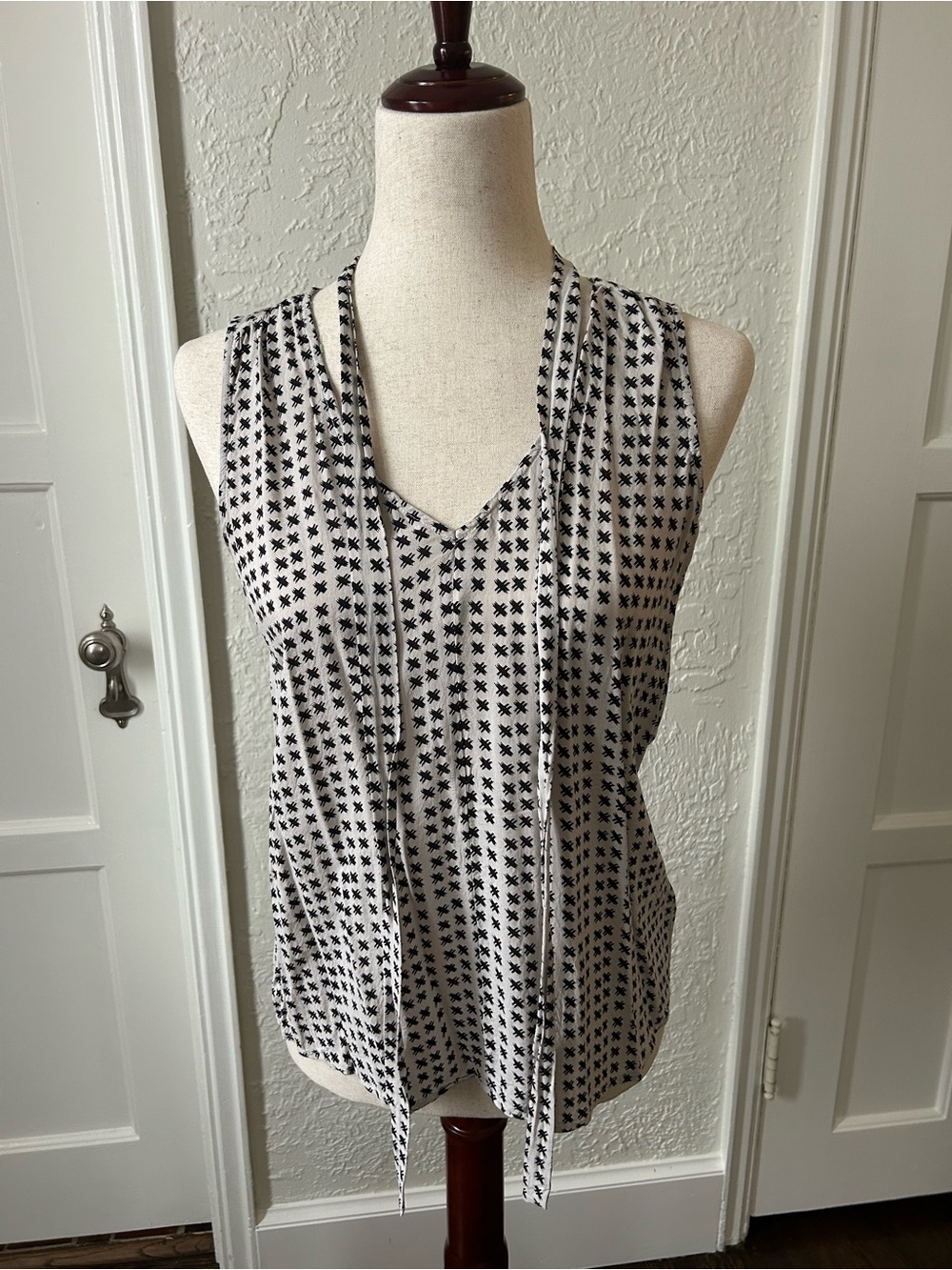 Velvet by Graham & Spencer Black & White Tie-Neck Sleeveless Camisole